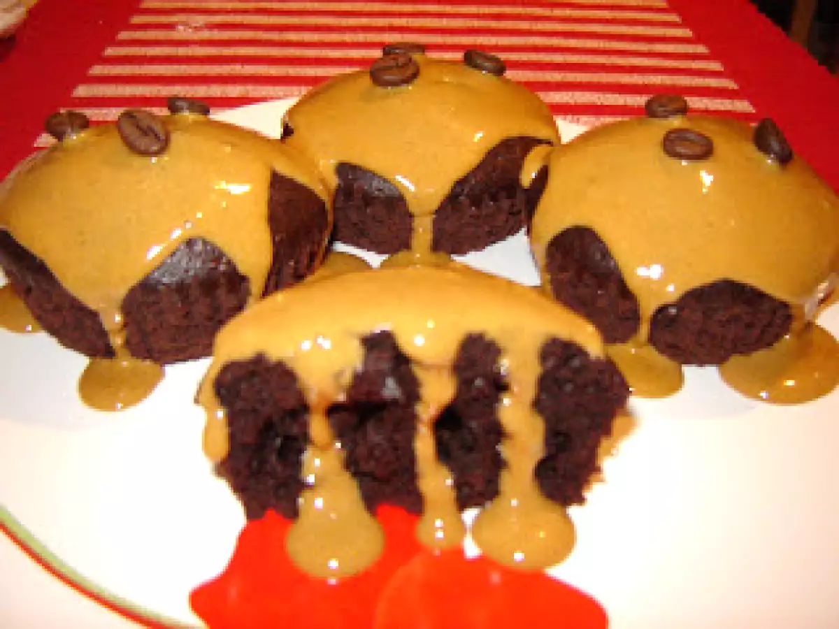 Briose cu cacao si glazura de cafea / Cocoa muffins with coffe frosting - poza 3