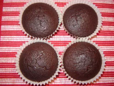 Briose cu cacao si glazura de cafea / Cocoa muffins with coffe frosting