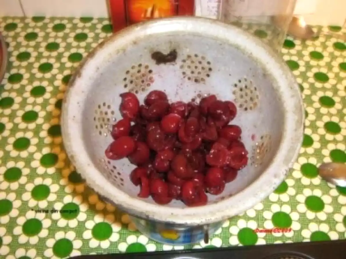 Briose cu cacao si visine - poza 8