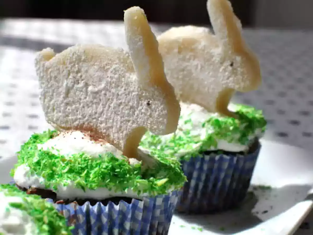 Briose cu ciocolata si iepurasi din martipan