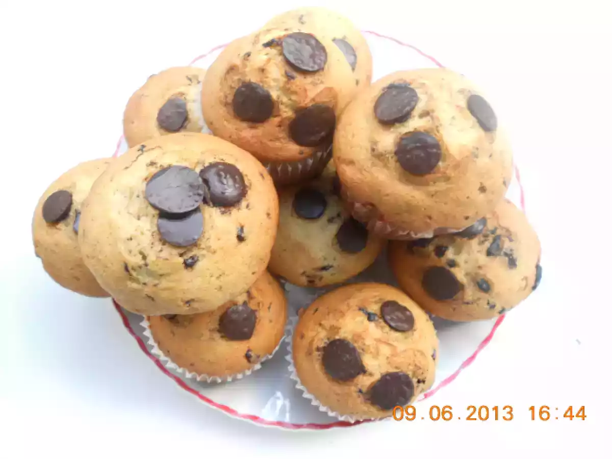 Briose cu ciocolata si stafide