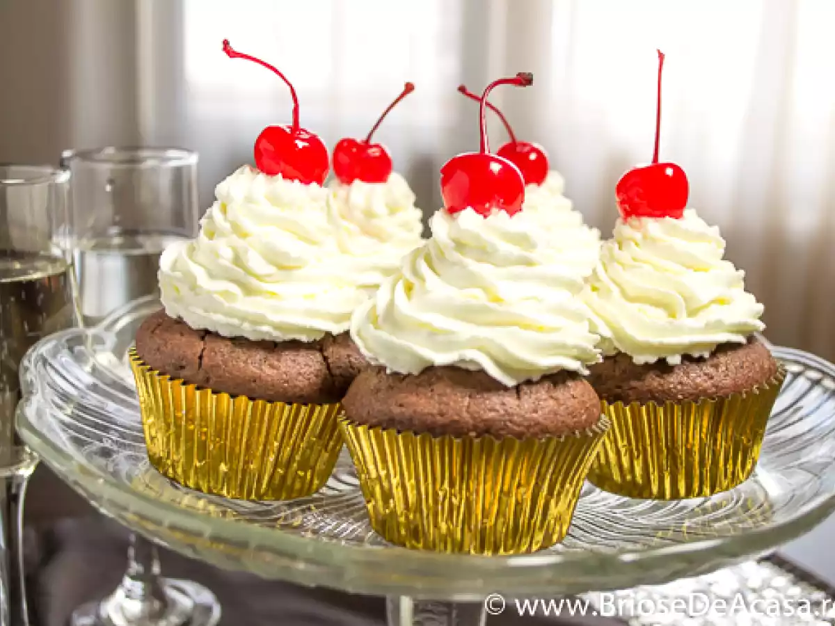 Briose cu Cirese si Crema de Sampanie - poza 2