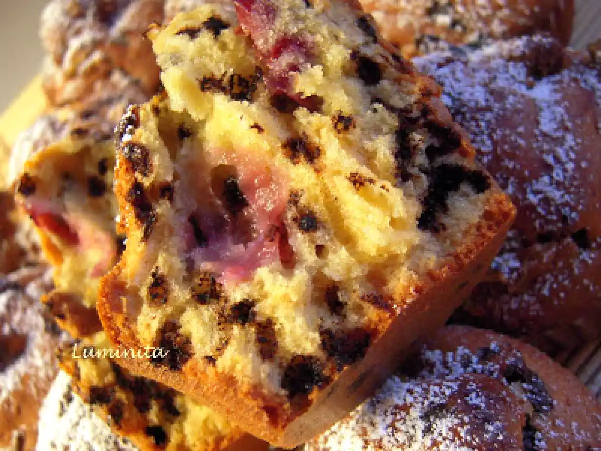 Briose cu nuca, visine si picaturi de ciocolata