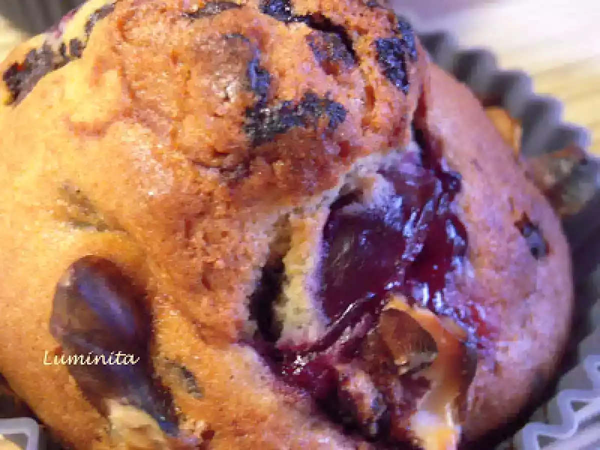 Briose cu nuca, visine si picaturi de ciocolata - poza 2