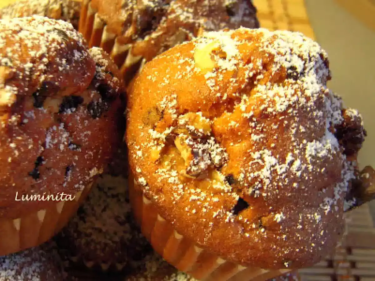 Briose cu nuca, visine si picaturi de ciocolata - poza 3