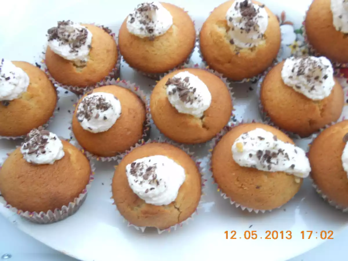 Briose cu palarioara de crema Ricotta