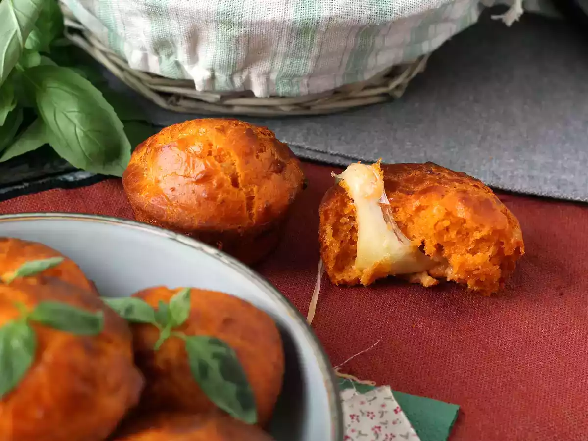 Brioșe cu roșii si miez moale de mozzarella - poza 2