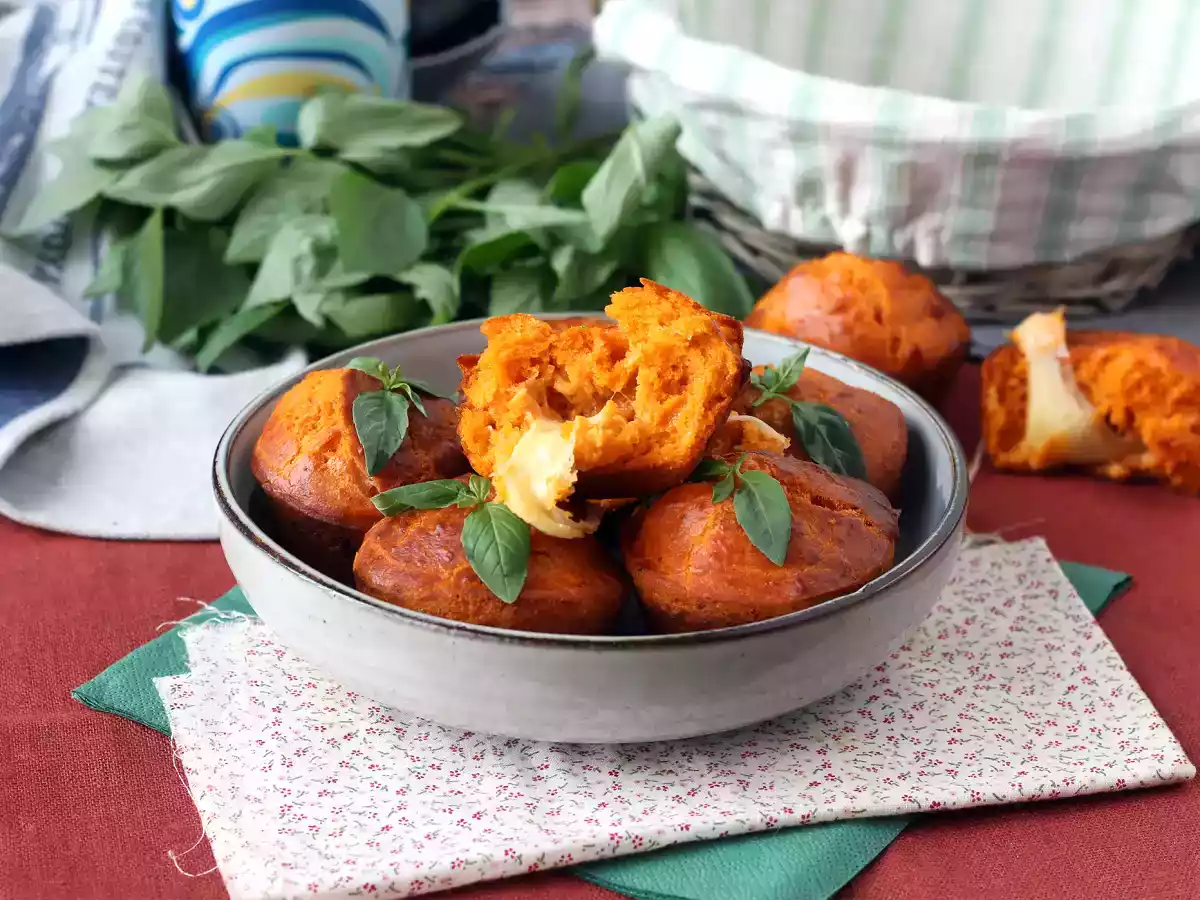 Brioșe cu roșii si miez moale de mozzarella - poza 4