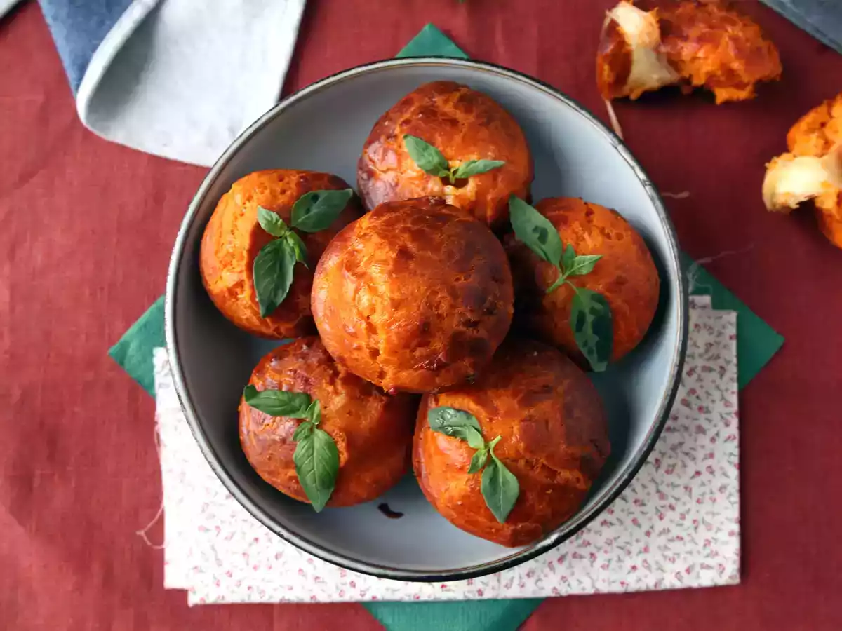 Brioșe cu roșii si miez moale de mozzarella - poza 5