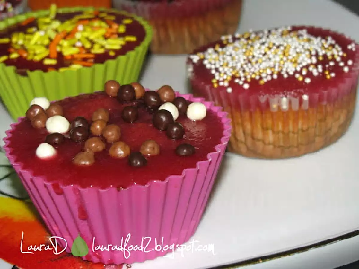 Briose cu visine si glazura roz - poza 2