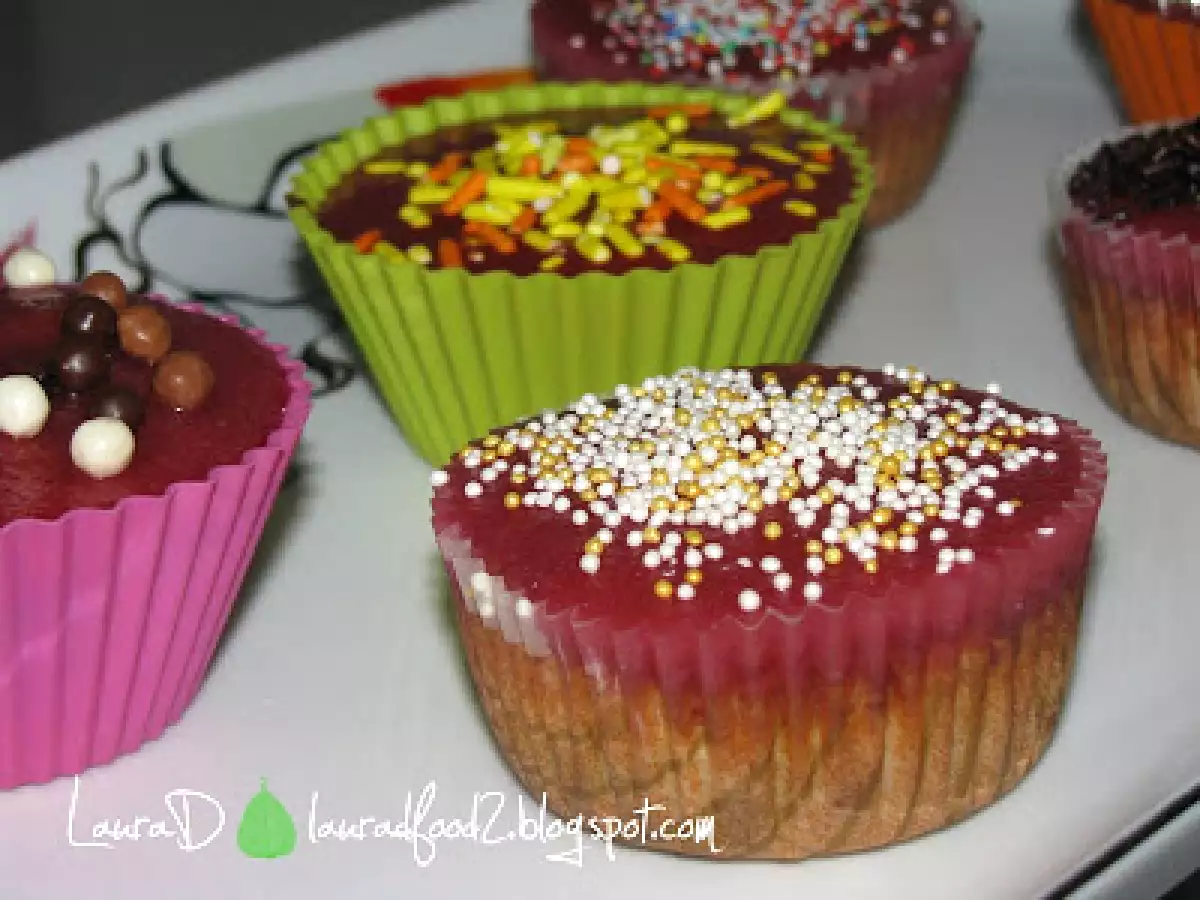 Briose cu visine si glazura roz - poza 3