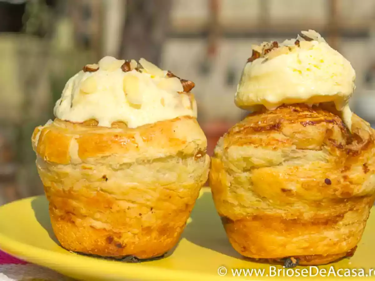 Briose din foietaj, cu mere si inghetata