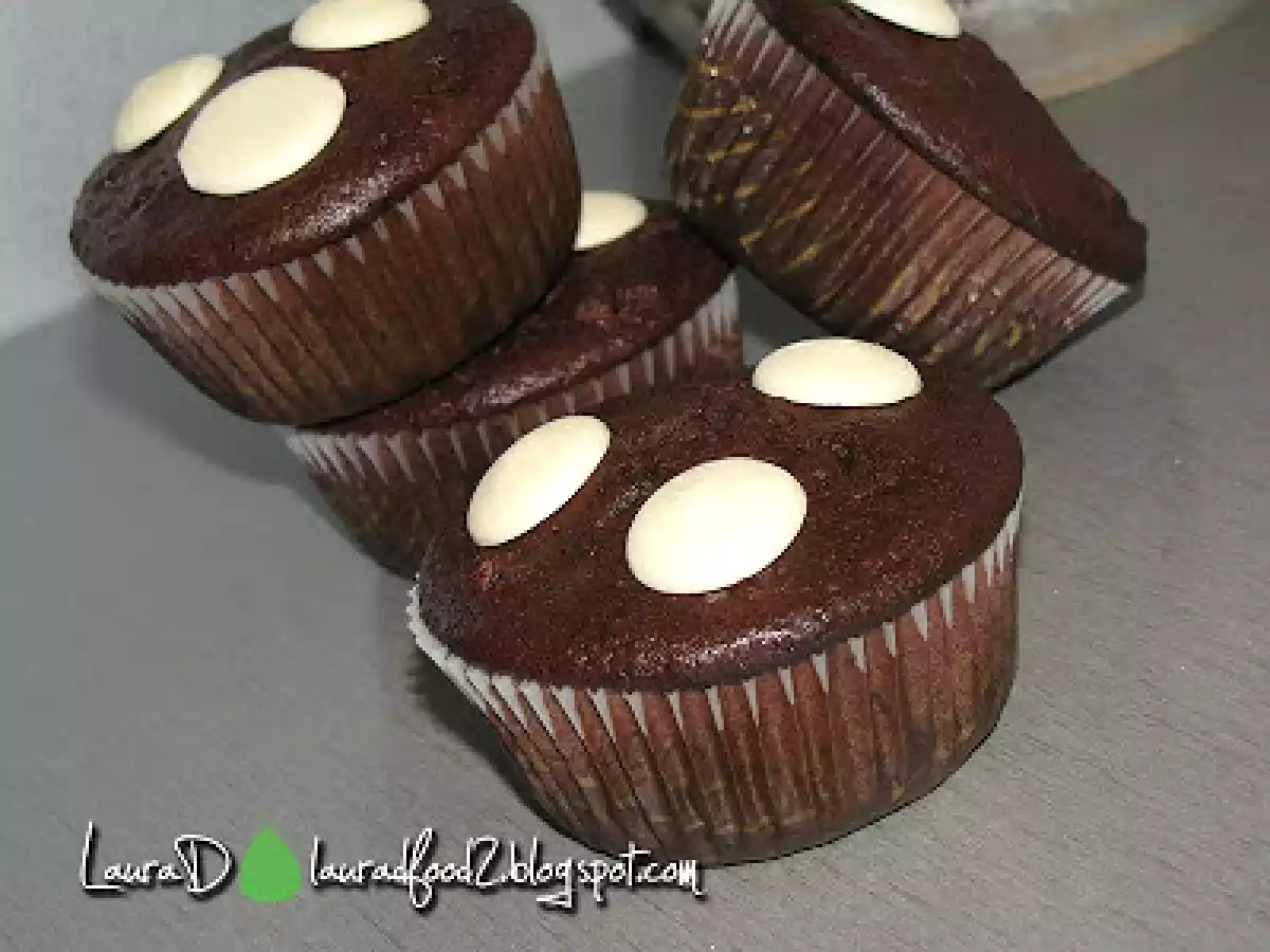 Briose maronii cu fulgi de ciocolata alba