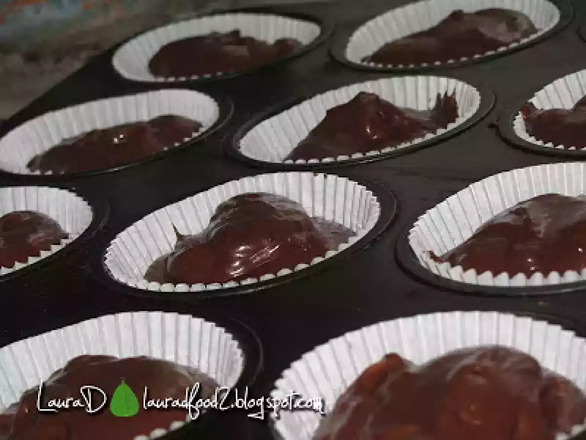 Briose maronii cu fulgi de ciocolata alba - poza 2