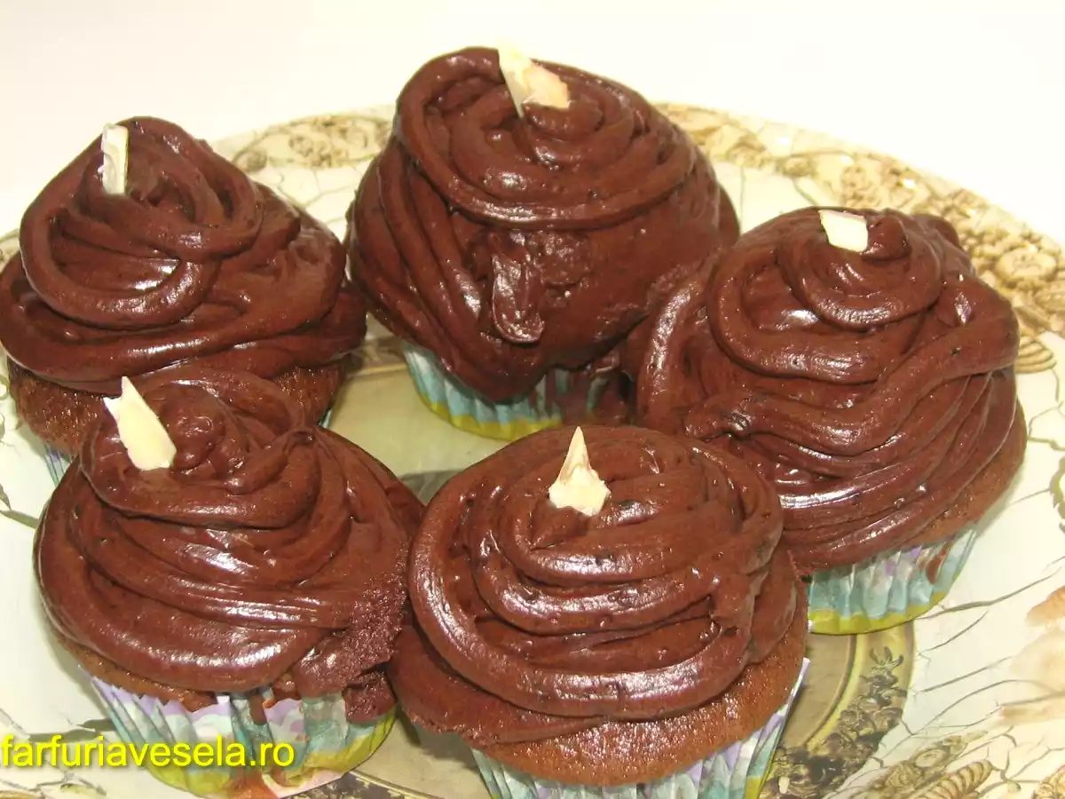 Brioşe pufoase cu cremă de ciocolată (reteta video)