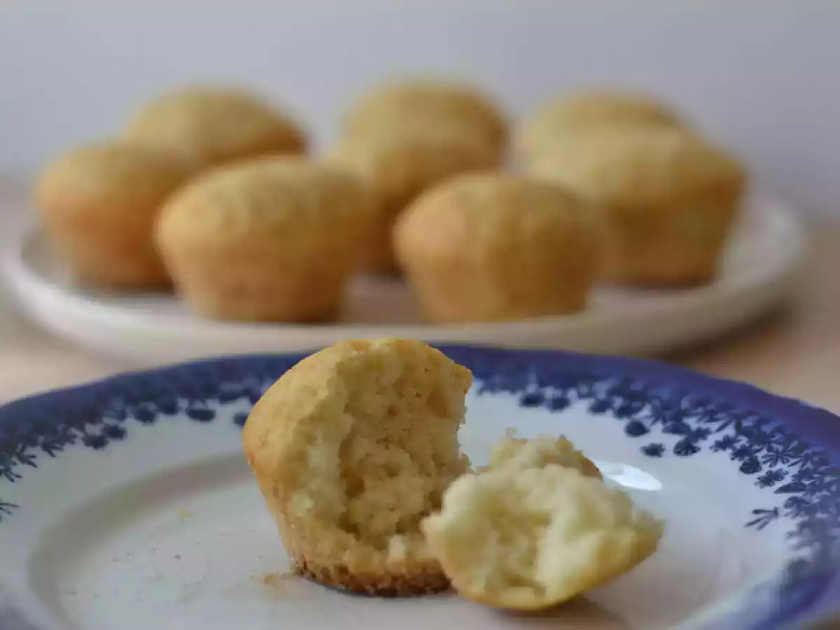 Briose pufoase cu scortisoara - poza 2