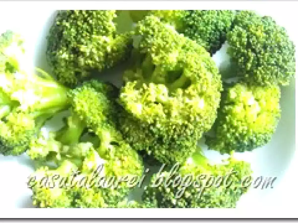 Broccoli cu usturoi si pasta de ardei - poza 2