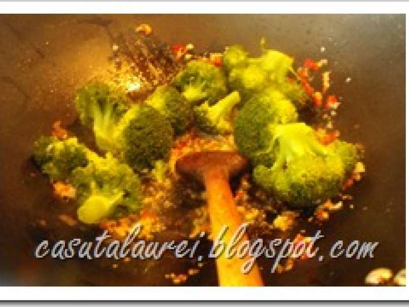Broccoli cu usturoi si pasta de ardei - poza 4