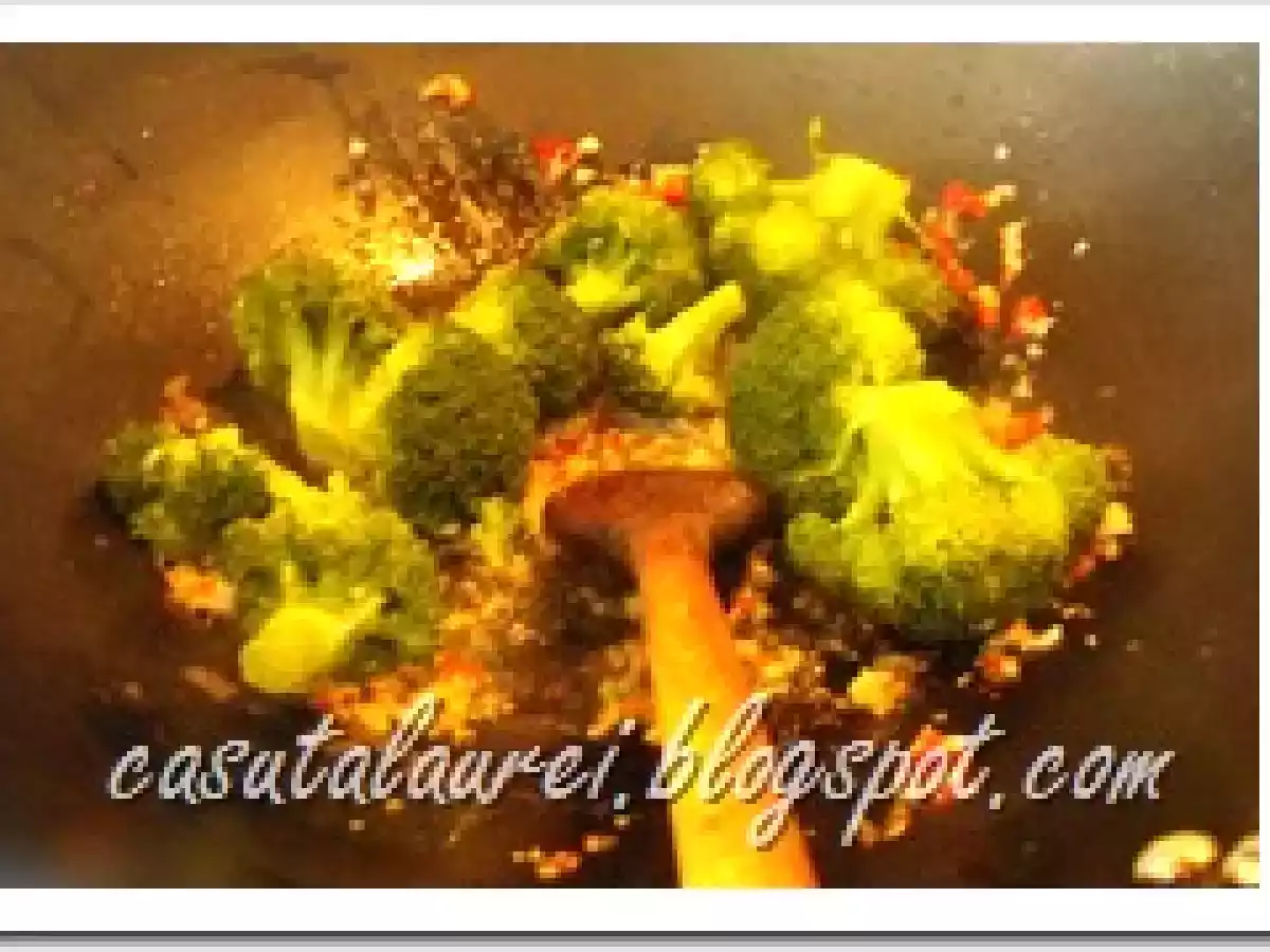 Broccoli cu usturoi si pasta de ardei - poza 4