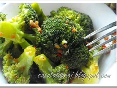 Broccoli cu usturoi si pasta de ardei