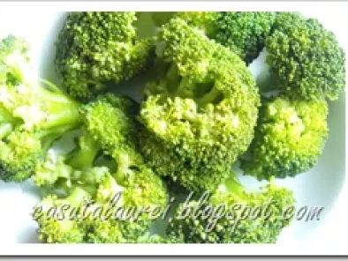 Broccoli cu usturoi si pasta de ardei - poza 2