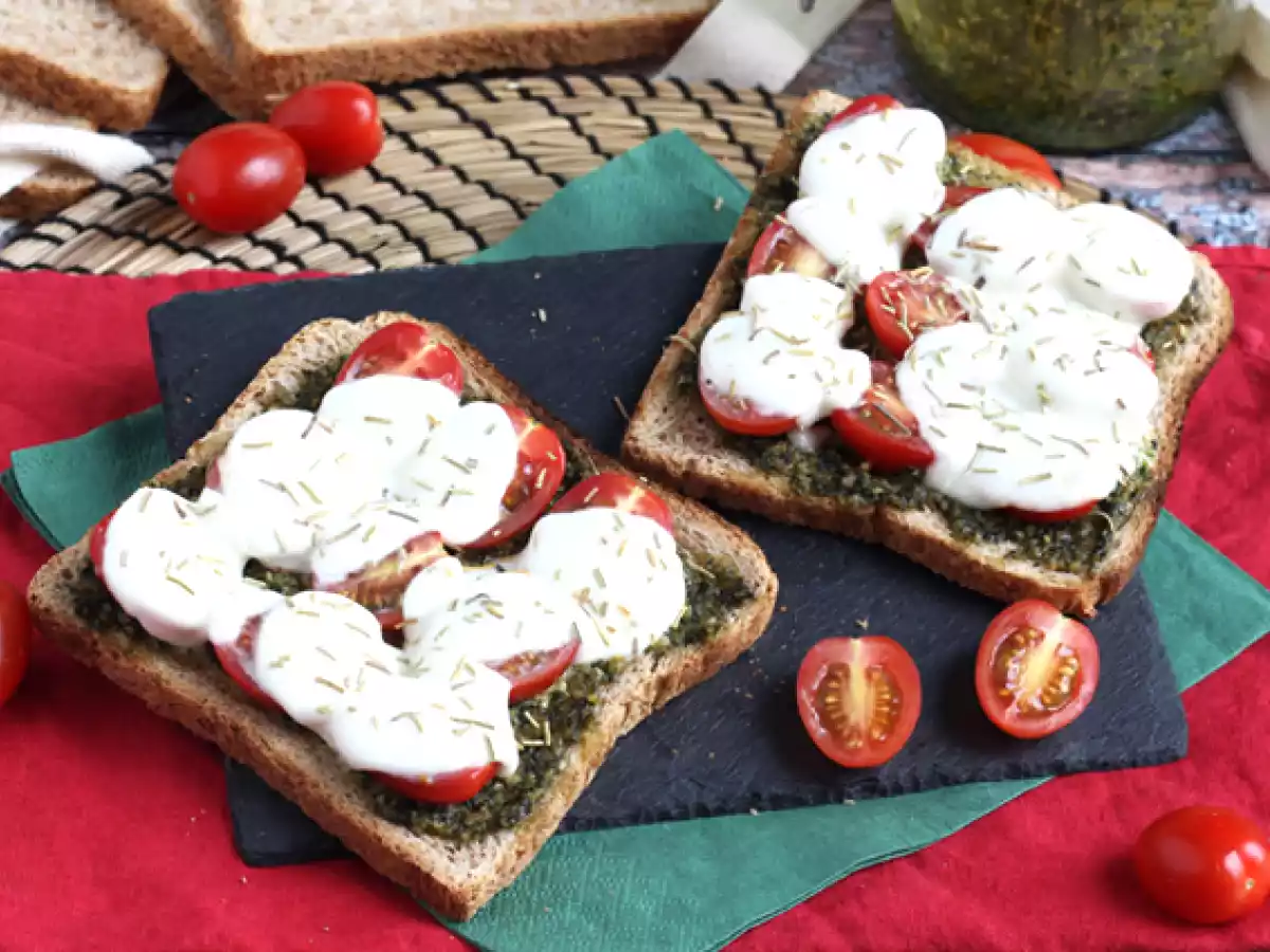 Bruschetta cu pesto, rosii cherry si mozzarella