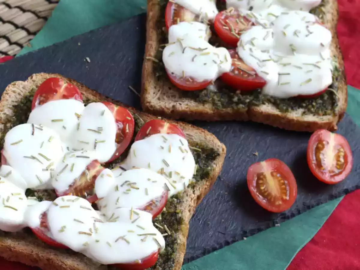 Bruschetta cu pesto, rosii cherry si mozzarella - poza 2
