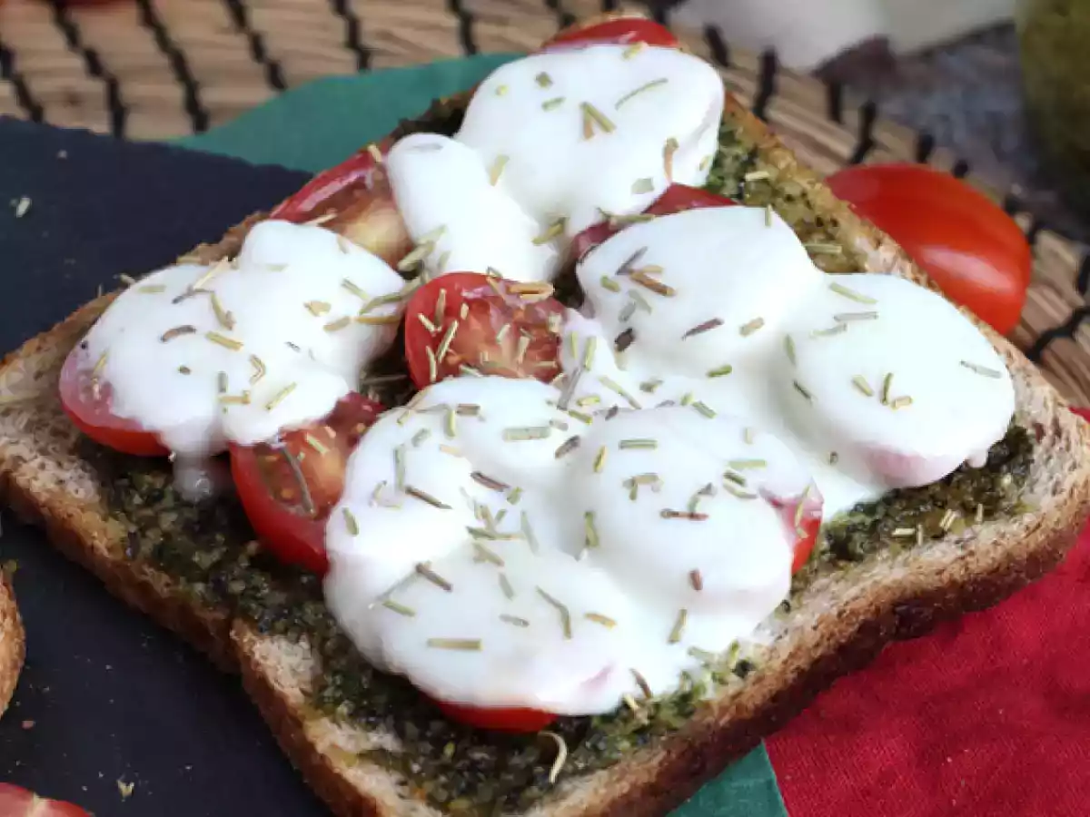 Bruschetta cu pesto, rosii cherry si mozzarella - poza 4