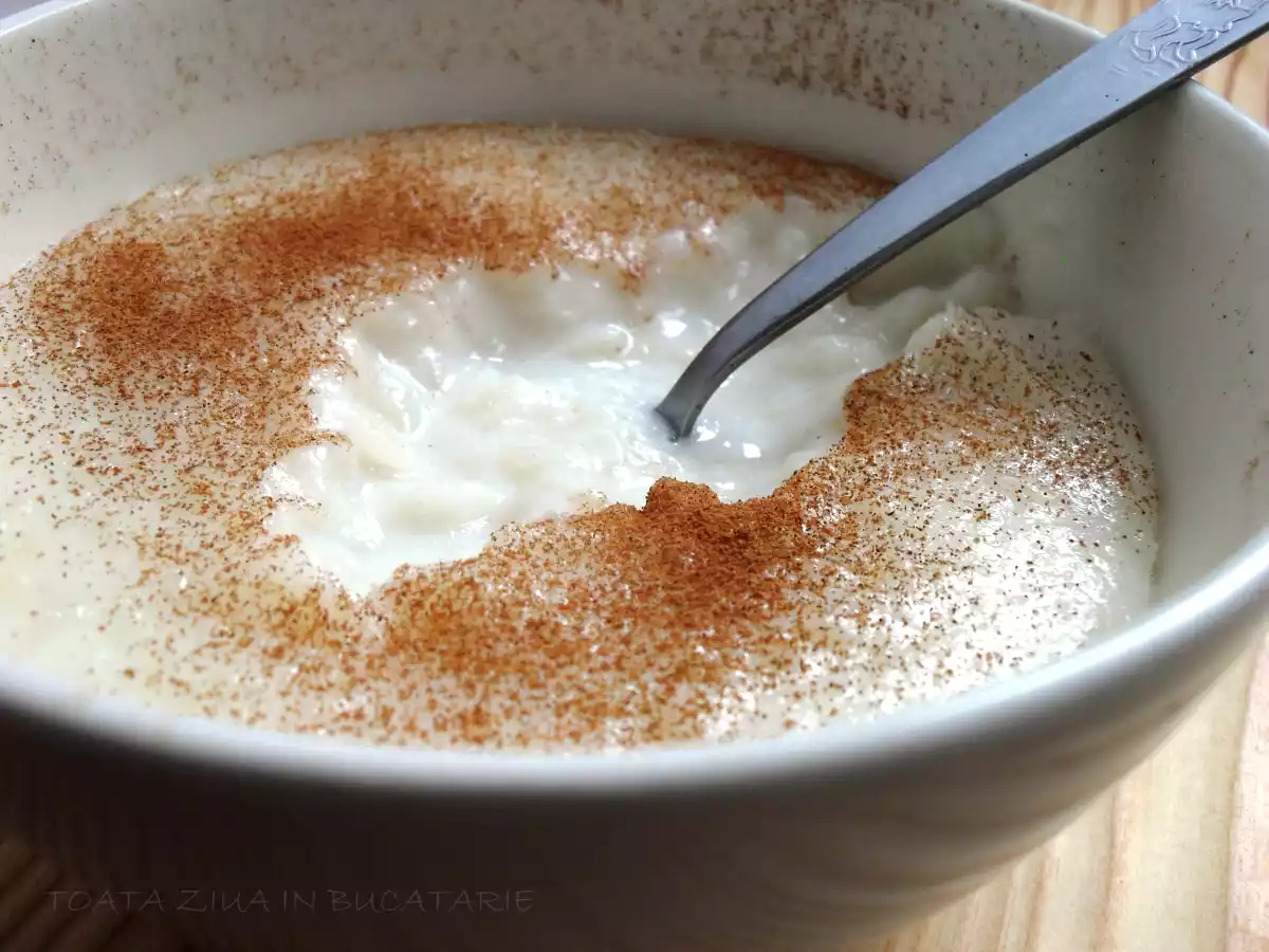 Budinca de orez cu parfum de trandafir