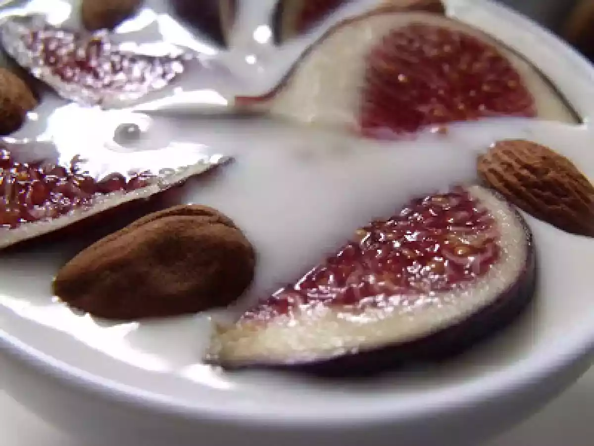 Budinca simpla de tapioca cu smochine proaspete si migdale