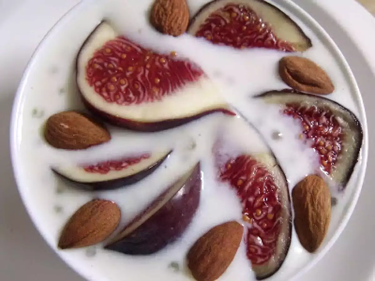 Budinca simpla de tapioca cu smochine proaspete si migdale - poza 2