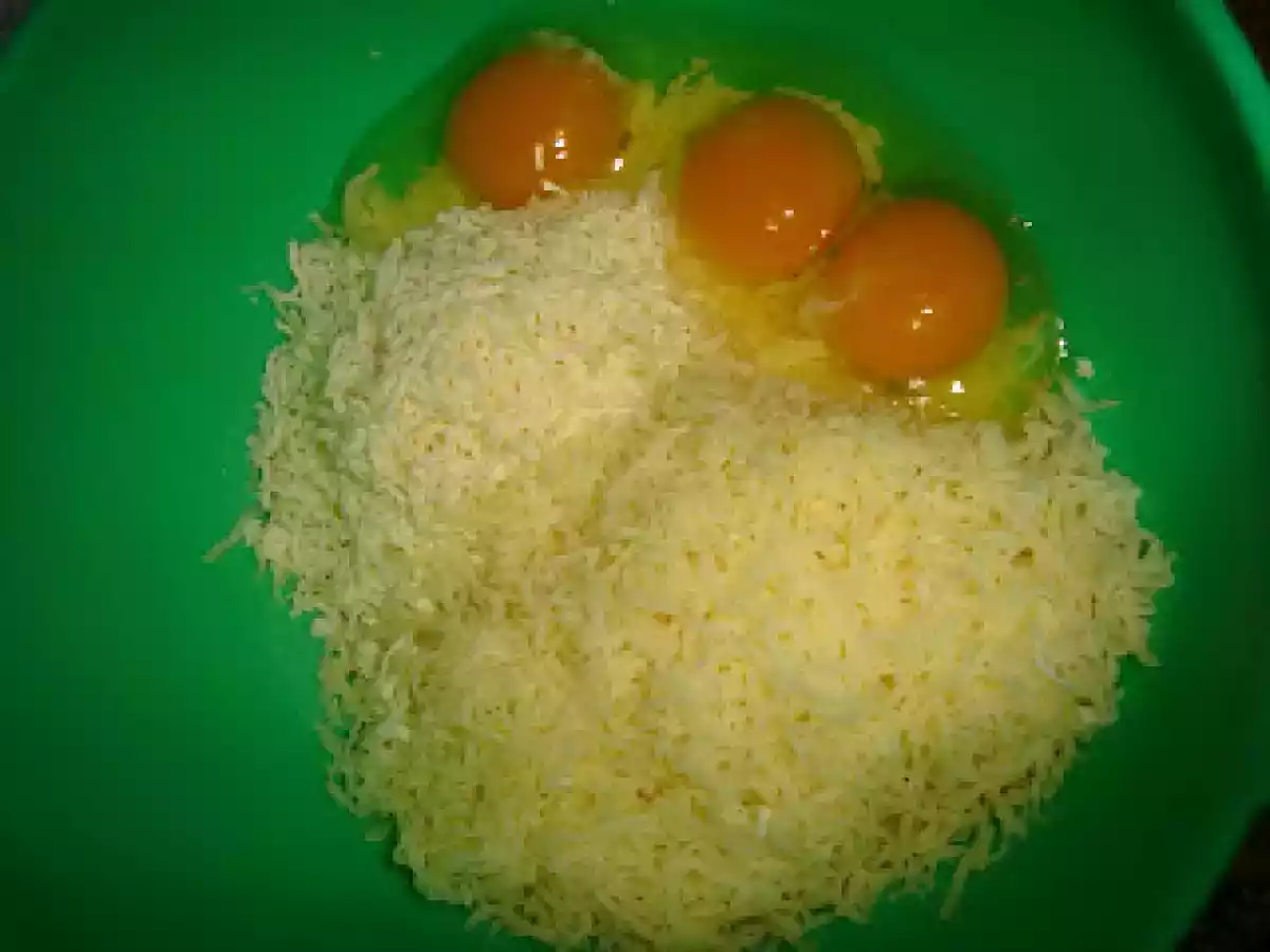 Bulete de cascaval cu carnat - poza 2