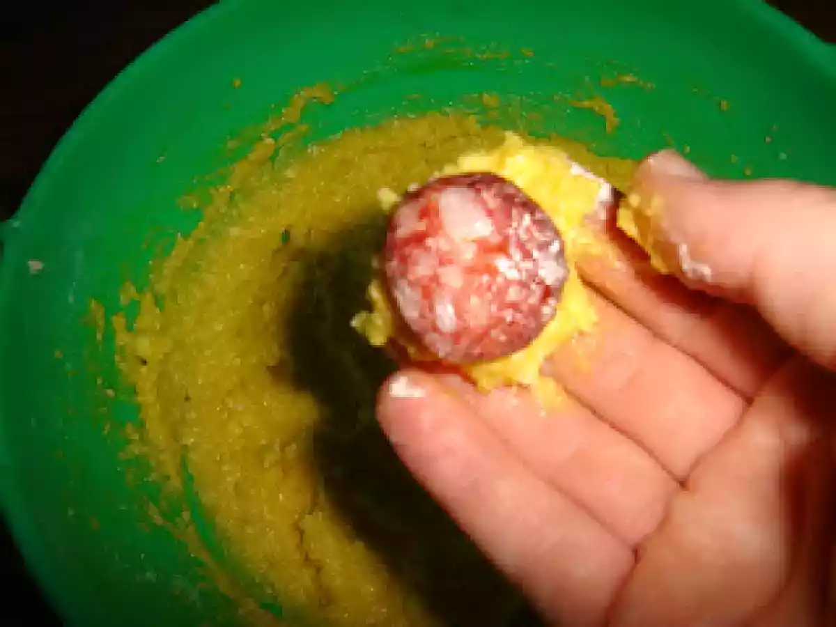 Bulete de cascaval cu carnat - poza 4