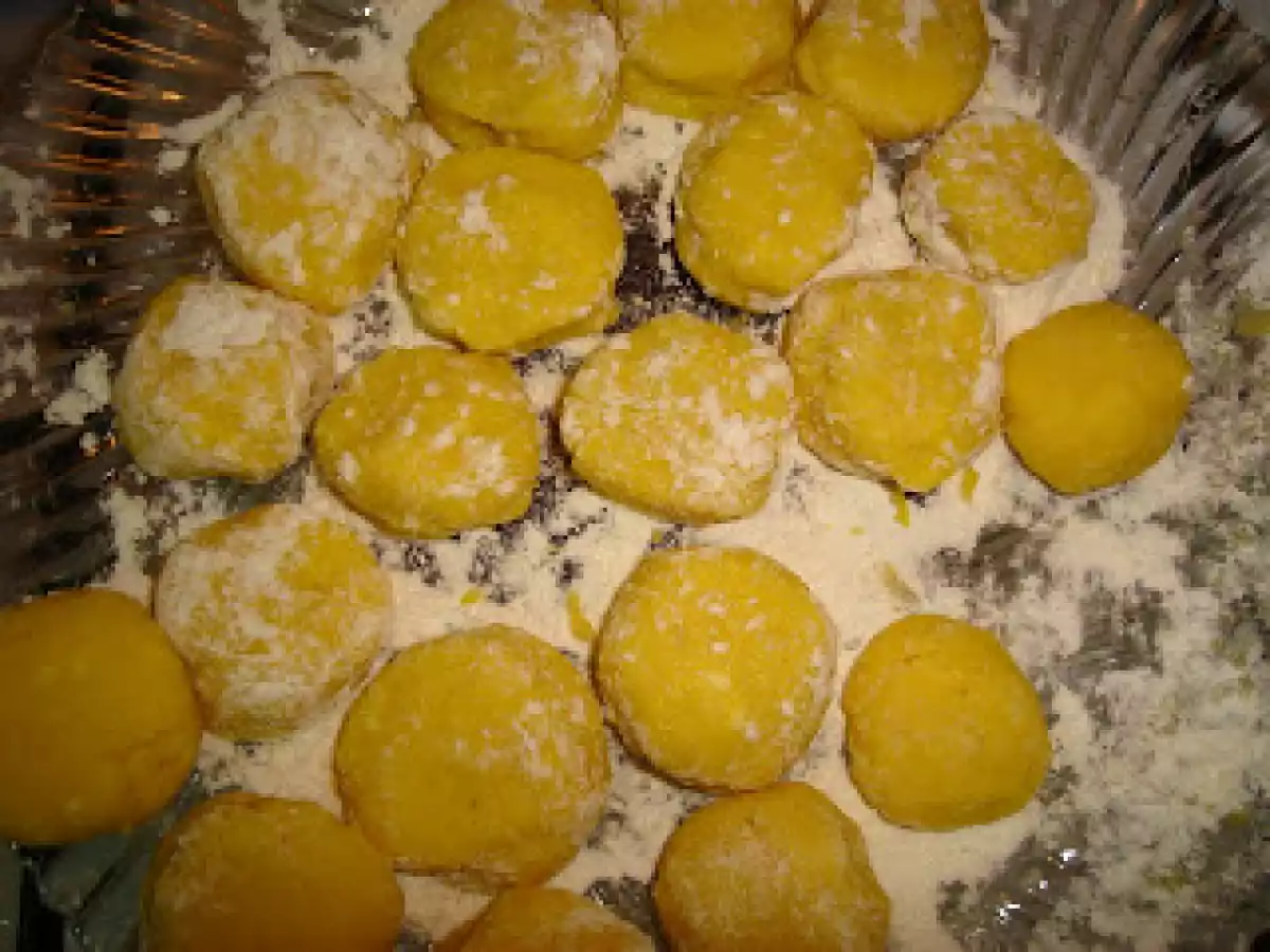 Bulete de cascaval cu carnat - poza 5