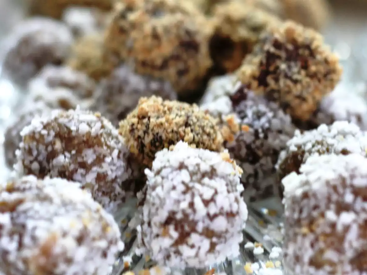 Bulgarasi bio de nuci si curmale, tavaliti prin fulgi de nuca de