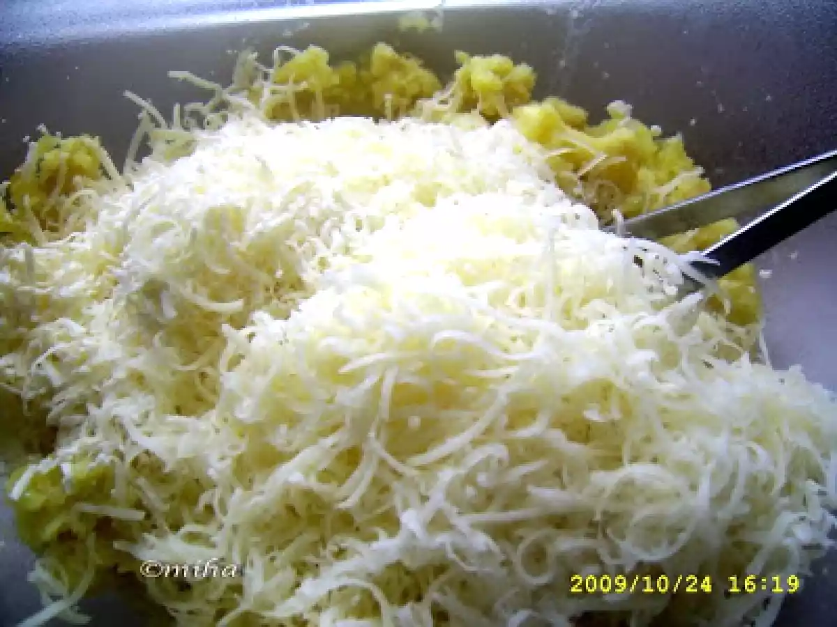 Bulgarasi de cartofi cu branza - poza 2