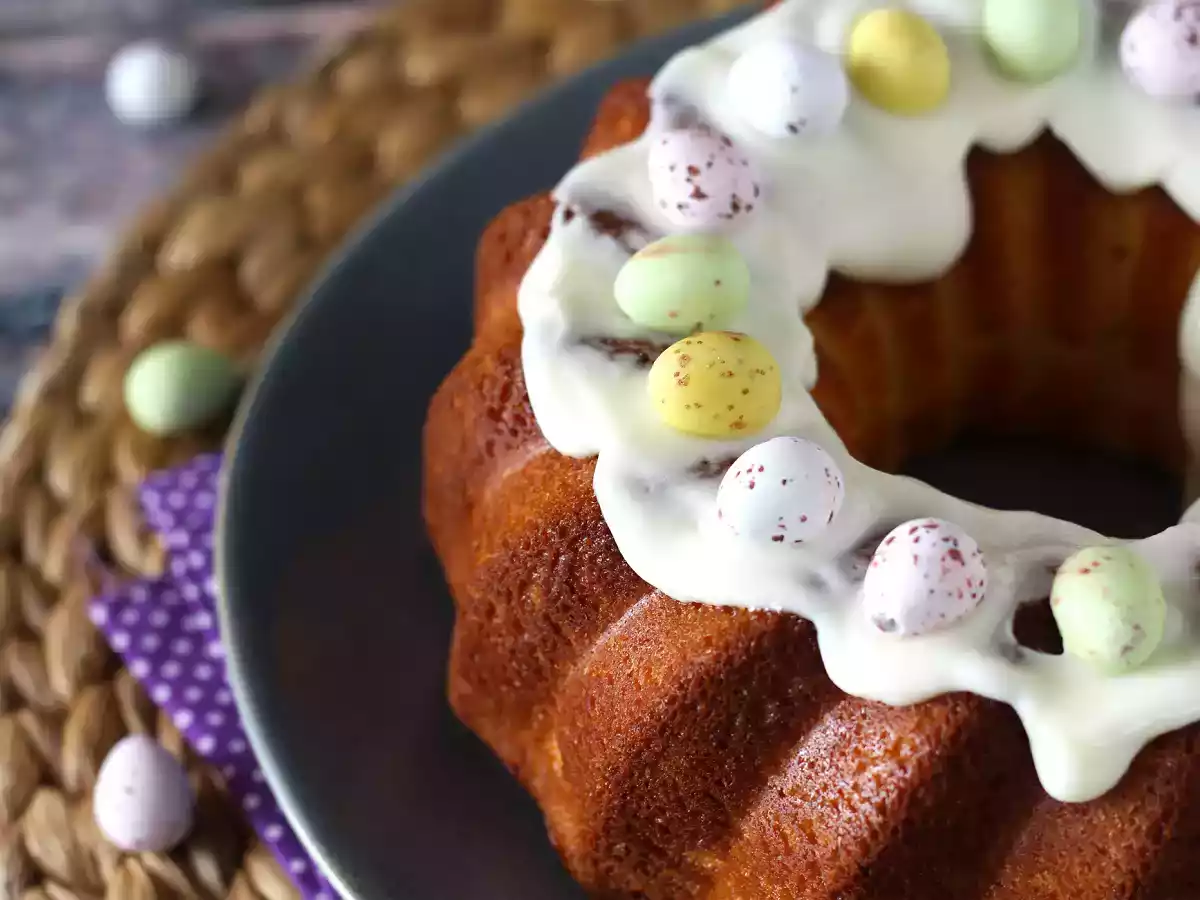 Bundt cake de Paște cu lamâie și ciocolată albă - poza 2