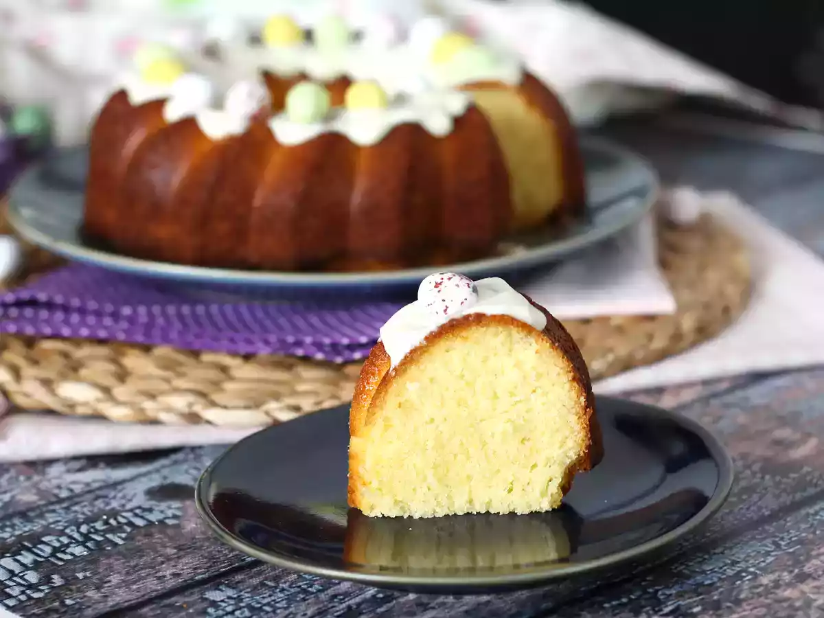 Bundt cake de Paște cu lamâie și ciocolată albă - poza 3