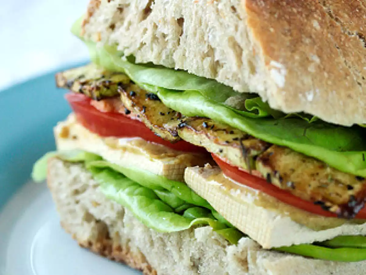 Burger cu tofu afumat si dovlecel