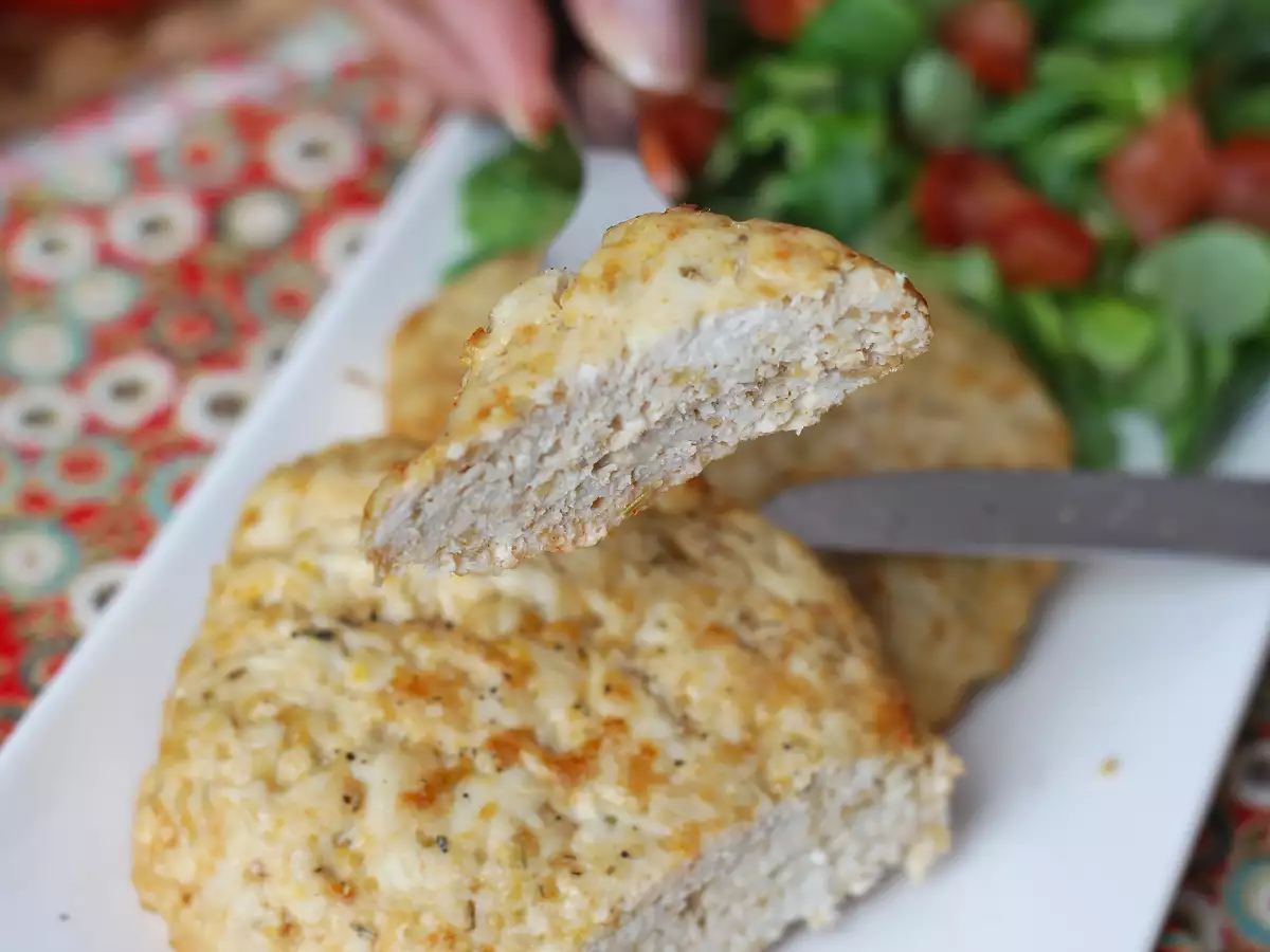 Burgeri de pui la friteuza cu aer cald, pufoși și suculenți - poza 3