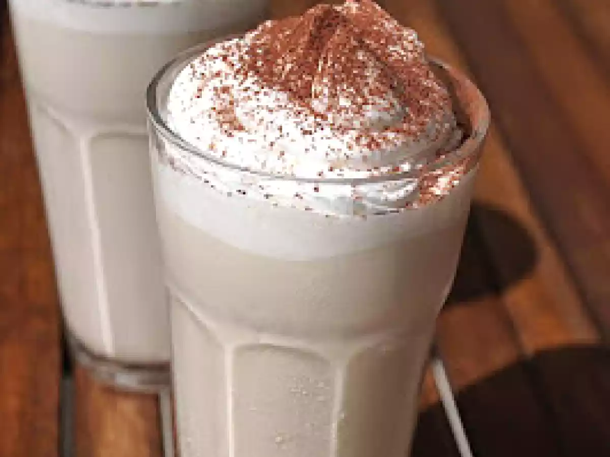 Cafea cu lapte si inghetata