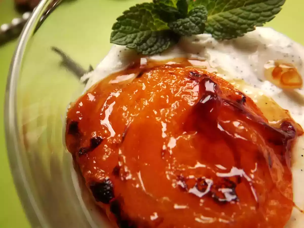 Caise caramelizate servite cu crema de mascarpone, vanilie si miere