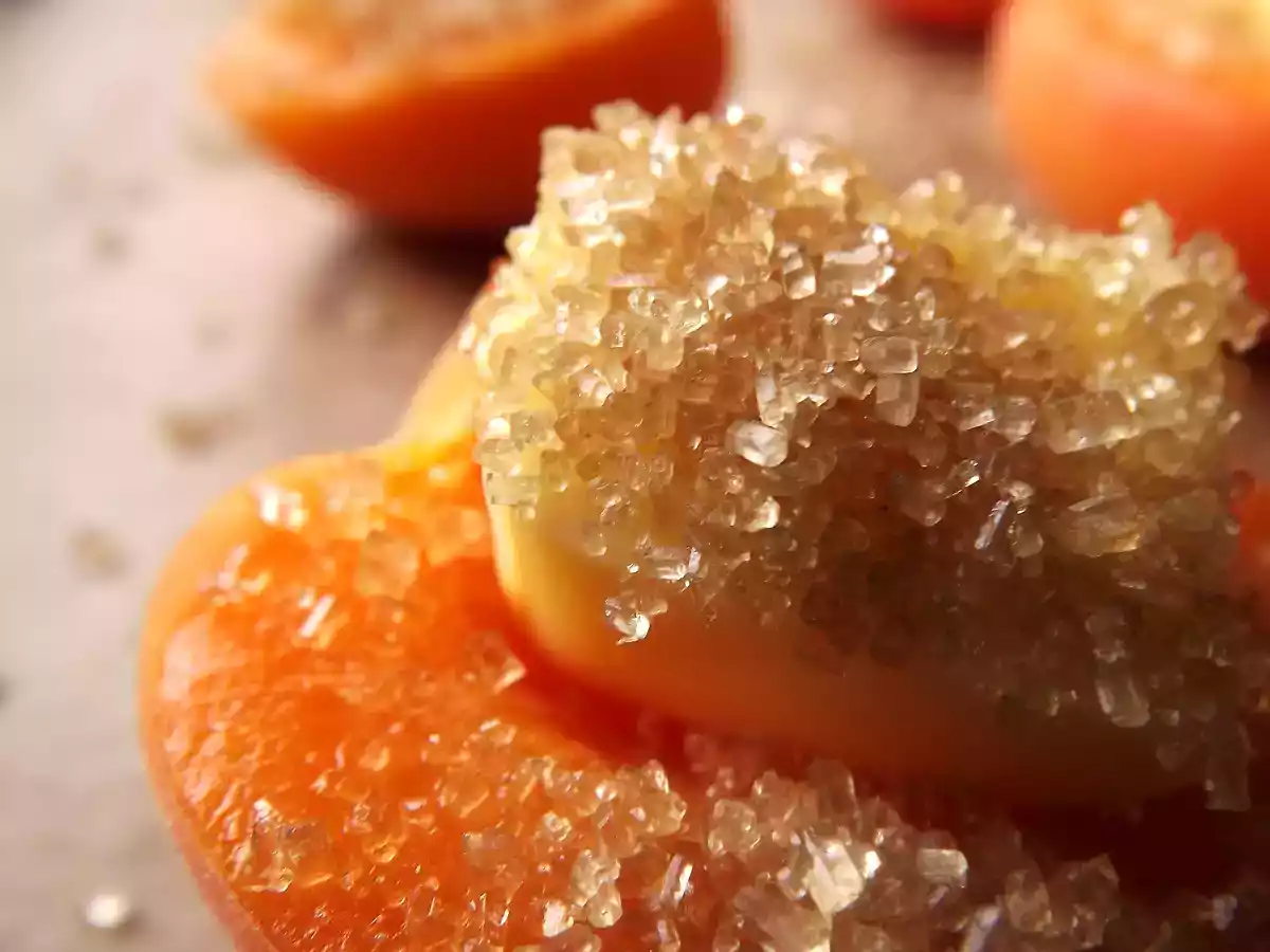 Caise caramelizate servite cu crema de mascarpone, vanilie si miere - poza 2