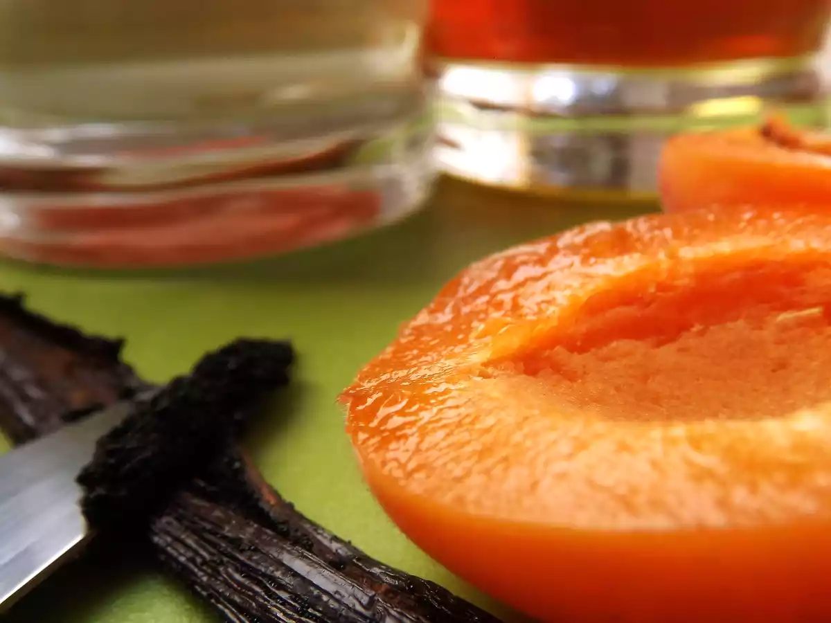 Caise caramelizate servite cu crema de mascarpone, vanilie si miere - poza 3