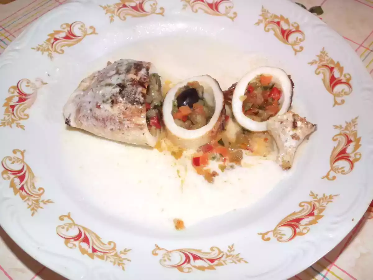 Calamar umplut cu legume si sos de lamaie!