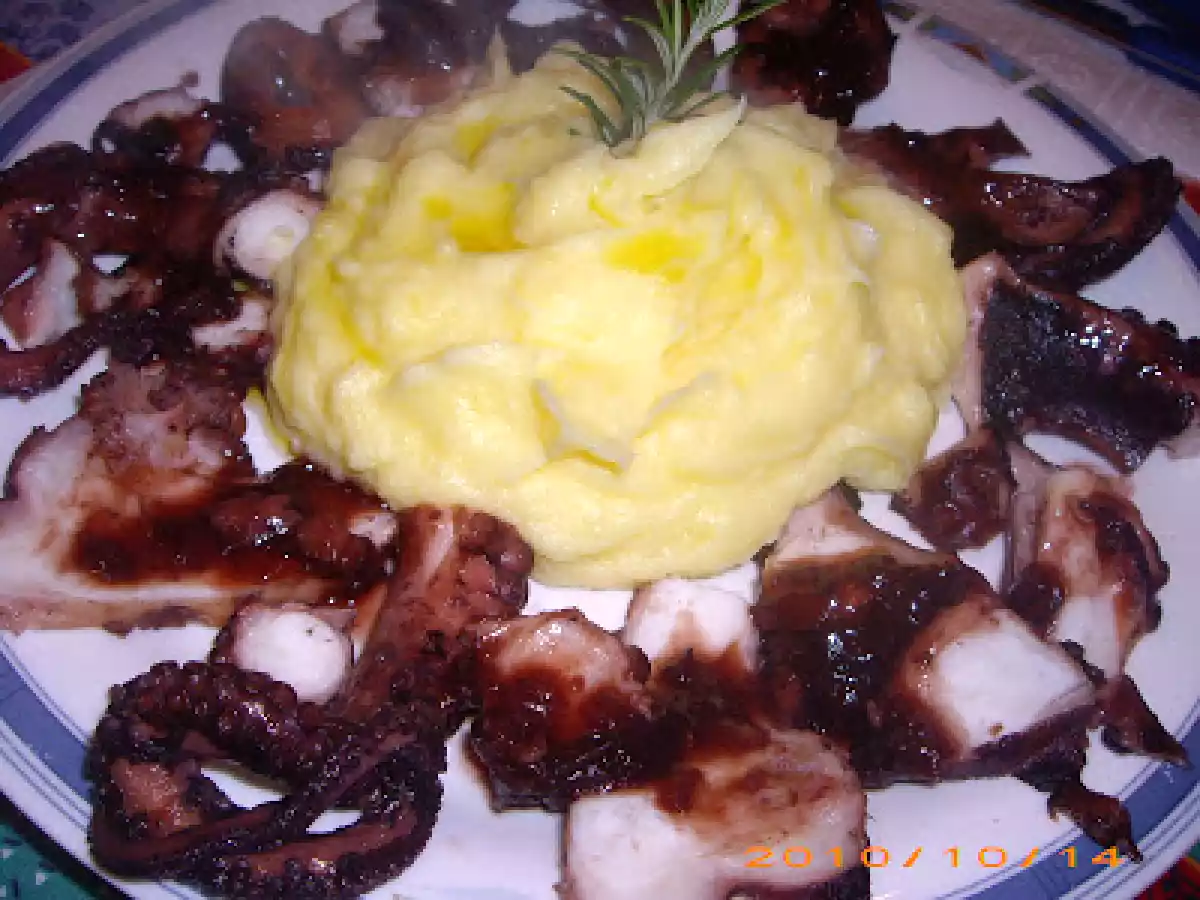 Caracatita cu piure de cartofi