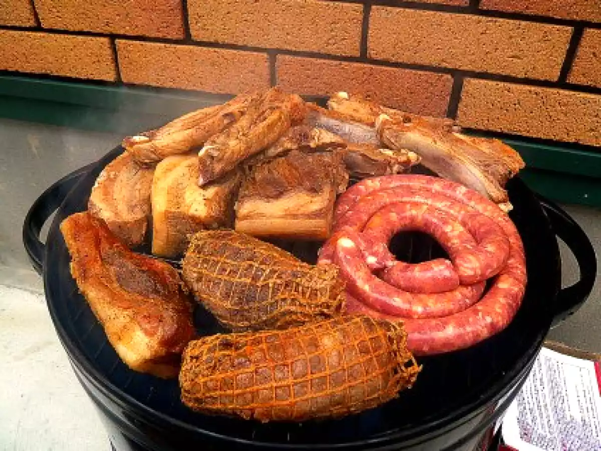 Carnati de casa, costite si slanina afumata