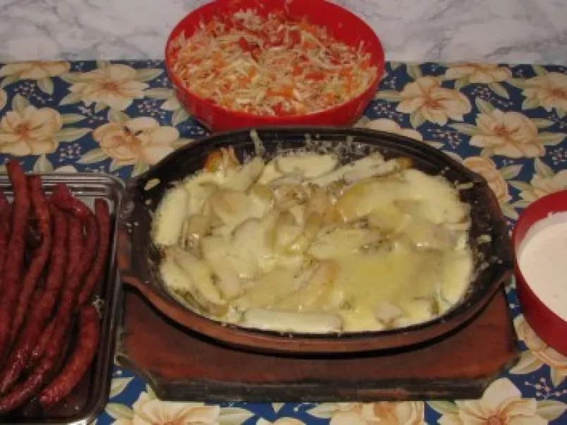 Carnati de Sibiu cu garnitura de cartofi in bere si cascaval ?, poza 18