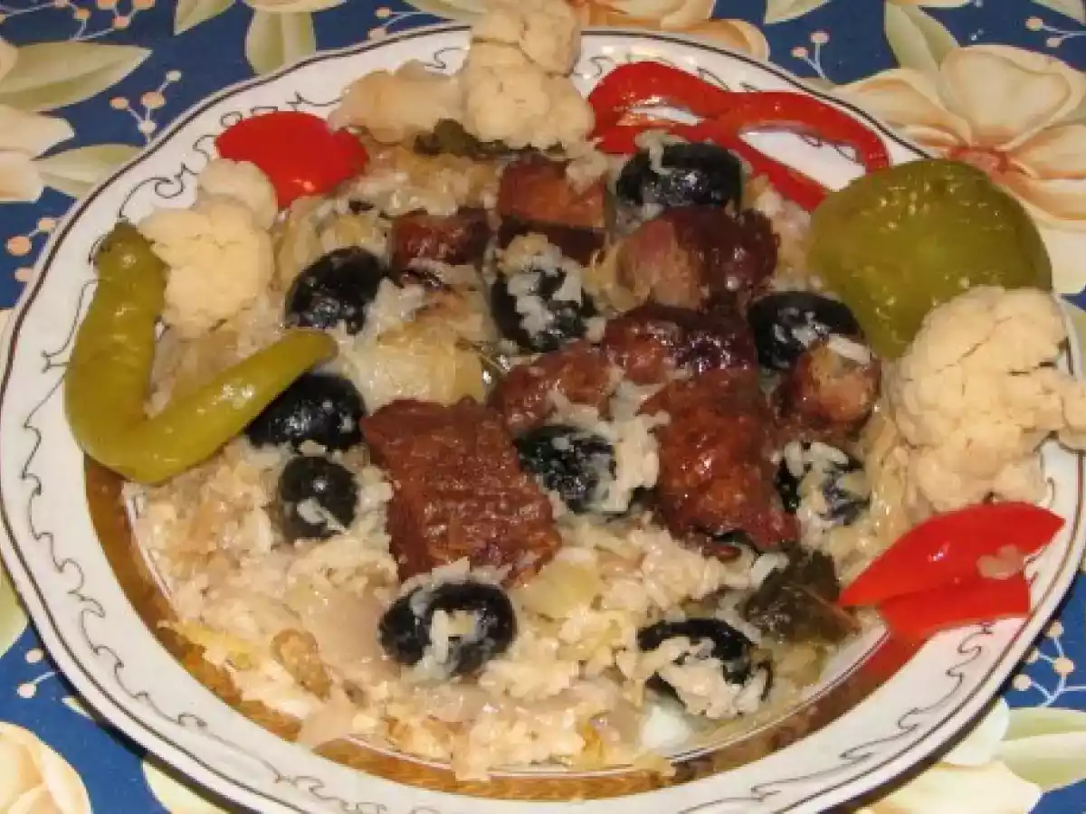 Carne de la garnita cu varza, orez, masline si ceapa
