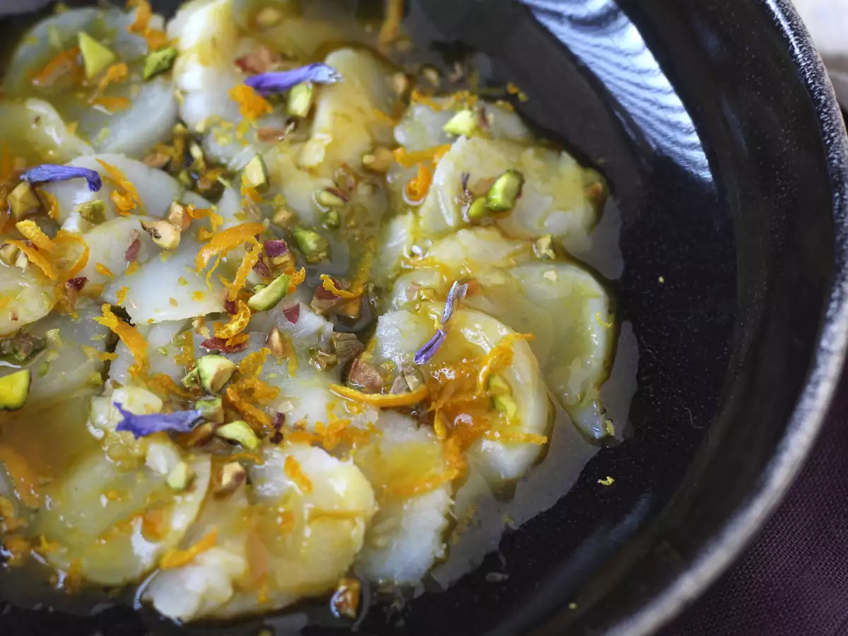 Carpaccio de scoici cu vinaigreta citrica si fistic - un antreu elegant si usor de preparat